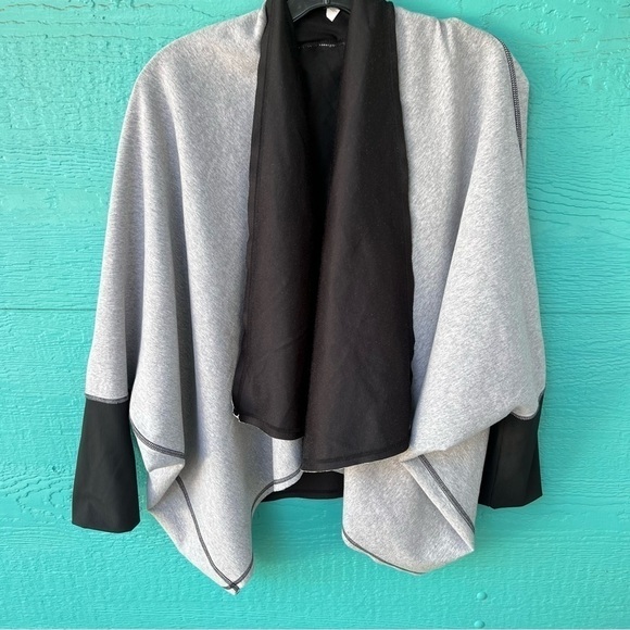 adidas Sweaters - ADIDAS TWIST AND TURN REVERSIBLE CARDIGAN WRAP PONCHO GRAY BLACK SIZE LARGE EUC